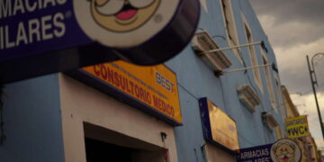 Las grandes farmacéuticas están enfermando a México. La escasez de medicamentos y suministros es rampante.