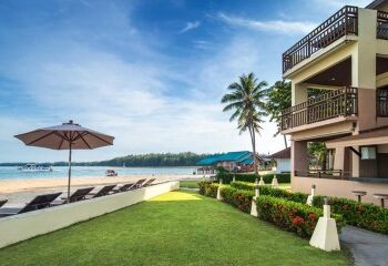Las inundaciones inundan un lugar de vacaciones griego mientras Atenas es azotada por una tormenta y el diluvio deja a la gente atrapada en sus hogares