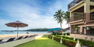 Las inundaciones inundan un lugar de vacaciones griego mientras Atenas es azotada por una tormenta y el diluvio deja a la gente atrapada en sus hogares