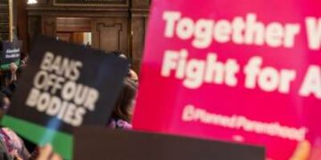 Ley de Texas busca detener los abortos por telesalud. Los proveedores dicen que eso no los detendrá.