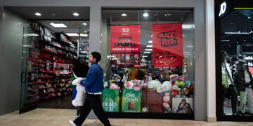 Los consumidores estadounidenses se vuelven más optimistas sobre las finanzas futuras, los temores a la recesión retroceden