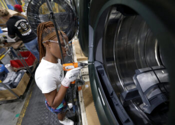 Los economistas pronostican un crecimiento más fuerte en EE. UU. y una inflación persistente en 2026