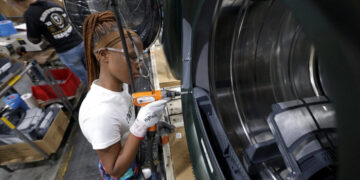 Los economistas pronostican un crecimiento más fuerte en EE. UU. y una inflación persistente en 2026