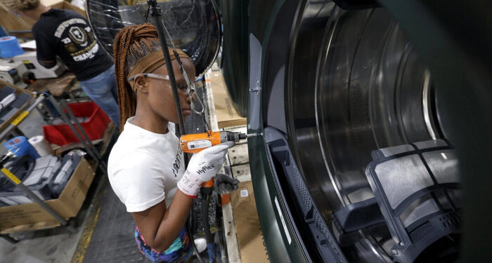 Los economistas pronostican un crecimiento más fuerte en EE. UU. y una inflación persistente en 2026