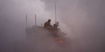 Un soldado israelí viaja en el tanque de batalla principal Merkava del ejército en una posición en el norte de Israel a lo largo de la frontera con el sur del Líbano el 6 de noviembre de 2025.