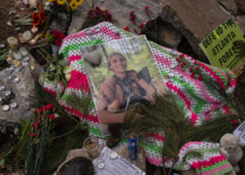 una foto de manuel "Tortuguita" Terán, quien fue asesinado a tiros por un policía estatal de Georgia, es visto en un monumento improvisado en el parque Weelaunee People's el 21 de enero de 2022 en Atlanta, Georgia.