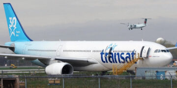 Los pilotos de Air Transat emiten un aviso de huelga, lo que provoca suspensiones de vuelos