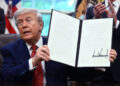 Donald Trump sostiene una orden ejecutiva