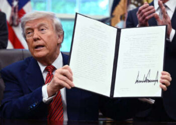 Donald Trump sostiene una orden ejecutiva