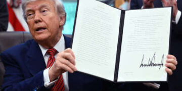 Donald Trump sostiene una orden ejecutiva