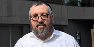 Los tiradores de Bondi Beach se revelan como padre e hijo después de 15 muertos en un 'acto de pura maldad' en un festival judío