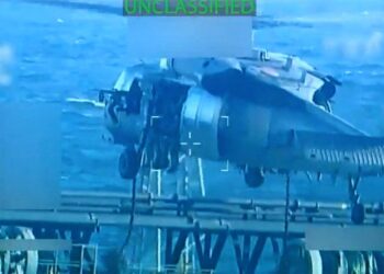 Fuerzas estadounidenses hacen rápel sobre un petrolero durante una redada descrita por la Fiscal General de los Estados Unidos, Pam Bondi, como su incautación por parte de los Estados Unidos frente a las costas de Venezuela, el 10 de diciembre de 2025. (Fiscal General de los Estados Unidos/Folleto vía Reuters)