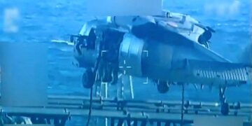 Fuerzas estadounidenses hacen rápel sobre un petrolero durante una redada descrita por la Fiscal General de los Estados Unidos, Pam Bondi, como su incautación por parte de los Estados Unidos frente a las costas de Venezuela, el 10 de diciembre de 2025. (Fiscal General de los Estados Unidos/Folleto vía Reuters)