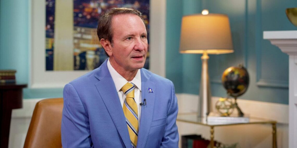 El gobernador de Luisiana, Jeff Landry, habla con Jan Jekielek de EpochTV en Washington el 16 de octubre de 2025. (La Gran Época)