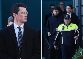 Un collage de imágenes que contiene 2 imágenes. La imagen 1 muestra a Enoch Burke (izquierda) saliendo del Tribunal Superior de Dublín con su padre Sean (derecha). La imagen 2 muestra a Enoch Burke (centro derecha) saliendo del Tribunal Superior de Dublín con un oficial de la Garda en primer plano.