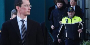 Un collage de imágenes que contiene 2 imágenes. La imagen 1 muestra a Enoch Burke (izquierda) saliendo del Tribunal Superior de Dublín con su padre Sean (derecha). La imagen 2 muestra a Enoch Burke (centro derecha) saliendo del Tribunal Superior de Dublín con un oficial de la Garda en primer plano.
