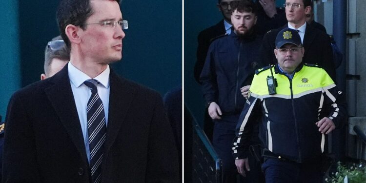 Un collage de imágenes que contiene 2 imágenes. La imagen 1 muestra a Enoch Burke (izquierda) saliendo del Tribunal Superior de Dublín con su padre Sean (derecha). La imagen 2 muestra a Enoch Burke (centro derecha) saliendo del Tribunal Superior de Dublín con un oficial de la Garda en primer plano.