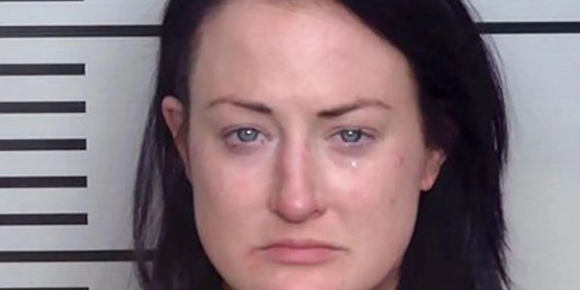 Un collage de imágenes que contiene 1 imágenes. La imagen 1 muestra una foto policial de Sydnee Graf.