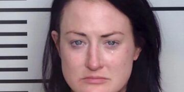 Un collage de imágenes que contiene 1 imágenes. La imagen 1 muestra una foto policial de Sydnee Graf.