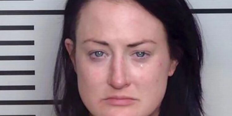 Un collage de imágenes que contiene 1 imágenes. La imagen 1 muestra una foto policial de Sydnee Graf.