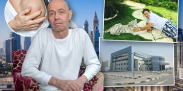 Collage de un hombre calvo con camisa blanca, un primer plano de un brazo con sarpullido, un hombre acariciando a un tigre blanco y un edificio de oficinas, todo ello contra el horizonte de una ciudad.