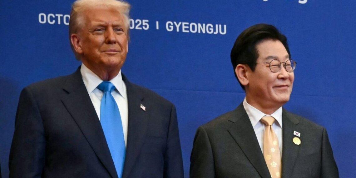 El presidente estadounidense Donald Trump (izq.) y el presidente surcoreano Lee Jae Myung (der.) llegan a una cena especial ofrecida en honor de Trump y los líderes estatales en el hotel Hilton Gyeongju en Gyeongju el 29 de octubre de 2025. (Andrew Caballero-Reynolds/AFP vía Getty Images)