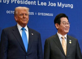 El presidente estadounidense Donald Trump (izq.) y el presidente surcoreano Lee Jae Myung (der.) llegan a una cena especial ofrecida en honor de Trump y los líderes estatales en el hotel Hilton Gyeongju en Gyeongju el 29 de octubre de 2025. (Andrew Caballero-Reynolds/AFP vía Getty Images)