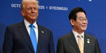 El presidente estadounidense Donald Trump (izq.) y el presidente surcoreano Lee Jae Myung (der.) llegan a una cena especial ofrecida en honor de Trump y los líderes estatales en el hotel Hilton Gyeongju en Gyeongju el 29 de octubre de 2025. (Andrew Caballero-Reynolds/AFP vía Getty Images)