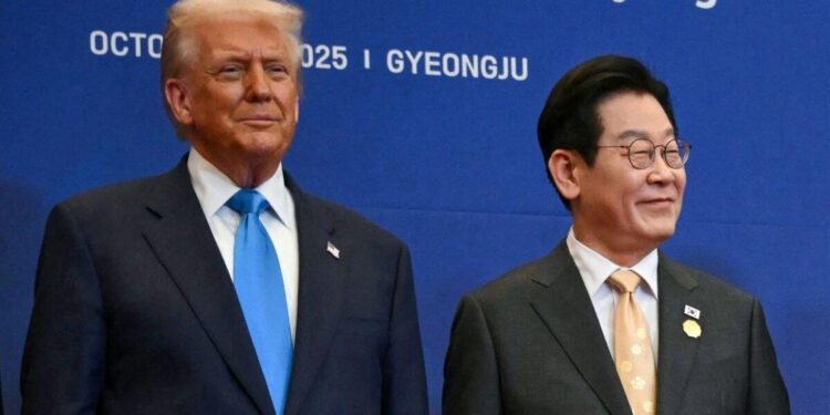 El presidente estadounidense Donald Trump (izq.) y el presidente surcoreano Lee Jae Myung (der.) llegan a una cena especial ofrecida en honor de Trump y los líderes estatales en el hotel Hilton Gyeongju en Gyeongju el 29 de octubre de 2025. (Andrew Caballero-Reynolds/AFP vía Getty Images)