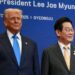 El presidente estadounidense Donald Trump (izq.) y el presidente surcoreano Lee Jae Myung (der.) llegan a una cena especial ofrecida en honor de Trump y los líderes estatales en el hotel Hilton Gyeongju en Gyeongju el 29 de octubre de 2025. (Andrew Caballero-Reynolds/AFP vía Getty Images)