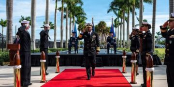 El almirante de la Armada Alvin “Bull” Holsey es “conducido a tierra” por última vez mientras se retira después de 37 años en el servicio marítimo durante una ceremonia de “renuncia al mando” en el Comando Sur de EE. UU. en Doral, Florida, el 12 de diciembre de 2025. (Sargento de la Fuerza Aérea Christoper Bermudez/Comando Sur de EE. UU.)
