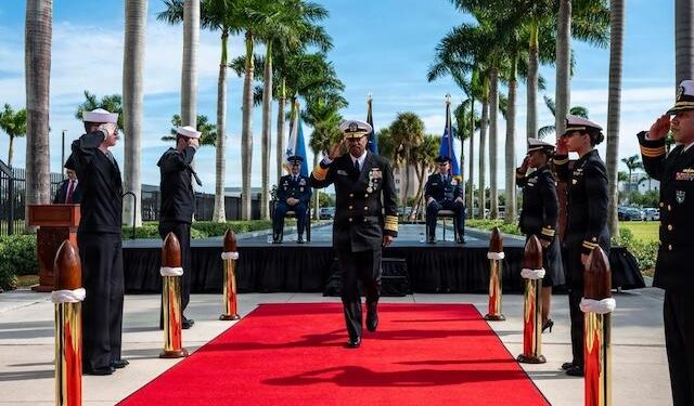 El almirante de la Armada Alvin “Bull” Holsey es “conducido a tierra” por última vez mientras se retira después de 37 años en el servicio marítimo durante una ceremonia de “renuncia al mando” en el Comando Sur de EE. UU. en Doral, Florida, el 12 de diciembre de 2025. (Sargento de la Fuerza Aérea Christoper Bermudez/Comando Sur de EE. UU.)