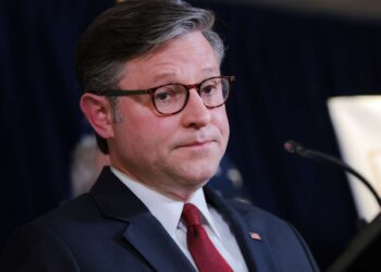 Mike Johnson dice que se opone al proyecto de ley que prohíbe a los legisladores negociar acciones