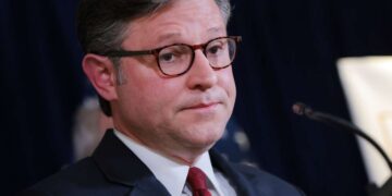 Mike Johnson dice que se opone al proyecto de ley que prohíbe a los legisladores negociar acciones