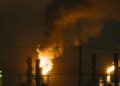 Llamas y humo se elevan desde la refinería de Chevron en El Segundo, California, el 2 de octubre de 2025.