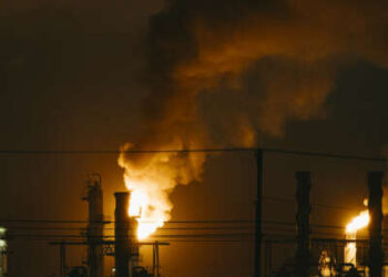 Llamas y humo se elevan desde la refinería de Chevron en El Segundo, California, el 2 de octubre de 2025.