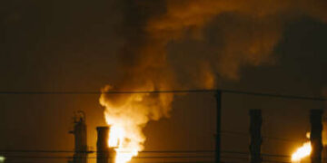 Llamas y humo se elevan desde la refinería de Chevron en El Segundo, California, el 2 de octubre de 2025.