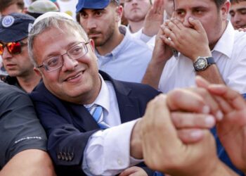 Ministros israelíes usan alfileres de lazo para simbolizar su apoyo al asesinato de palestinos