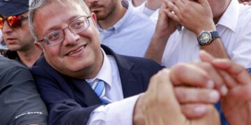 Ministros israelíes usan alfileres de lazo para simbolizar su apoyo al asesinato de palestinos