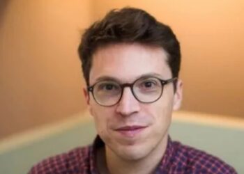 Misterio cuando el renombrado profesor del MIT, de 47 años, es asesinado a tiros en su casa de Boston en medio de temores de que haya sido "asesinado por un agente iraní"