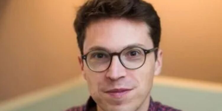 Misterio cuando el renombrado profesor del MIT, de 47 años, es asesinado a tiros en su casa de Boston en medio de temores de que haya sido "asesinado por un agente iraní"