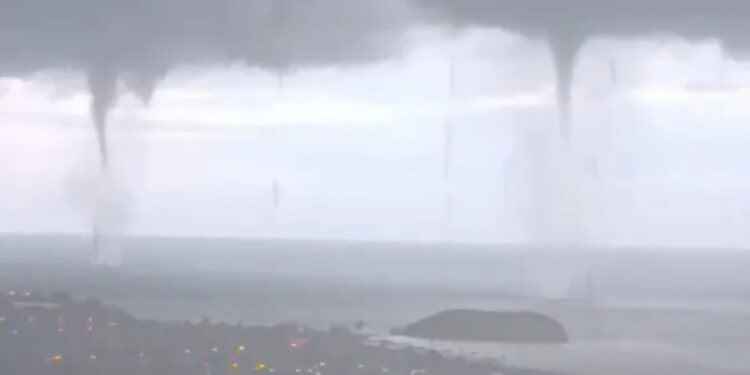 Momento TRES tornados de tromba marina golpean al mismo tiempo frente a la costa de España en un extraño evento natural