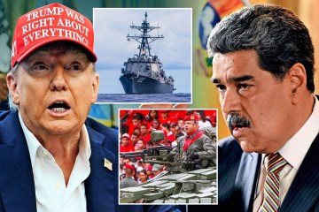 Momento aterrador: los lugareños corren para salvar sus vidas cuando una roca gigante rueda por la carretera y aplasta una motocicleta después de caer de una colina.