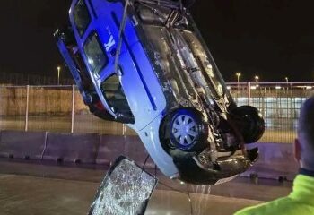 Momento aterrador: los turistas británicos luchan por ponerse a salvo mientras el agua llena el ferry que se hunde después de chocar contra una roca y volcar