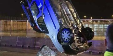 Momento aterrador: los turistas británicos luchan por ponerse a salvo mientras el agua llena el ferry que se hunde después de chocar contra una roca y volcar
