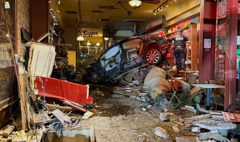 Momento aterrador: un conductor 'borracho', de 90 años, golpea a MÁXIMA VELOCIDAD contra la ventana de una cafetería dejándola completamente destruida