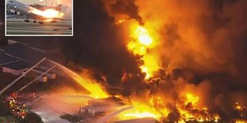 Momento de horror: un avión privado fuera de control se estrella contra el suelo, matando a las 10 personas a bordo, incluidos tres niños.