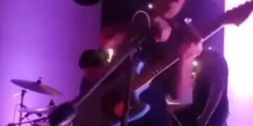 Momento de terror: el cantante es electrocutado por su propio micrófono mientras saltan chispas del cable y dejan al líder gritando de agonía en el suelo