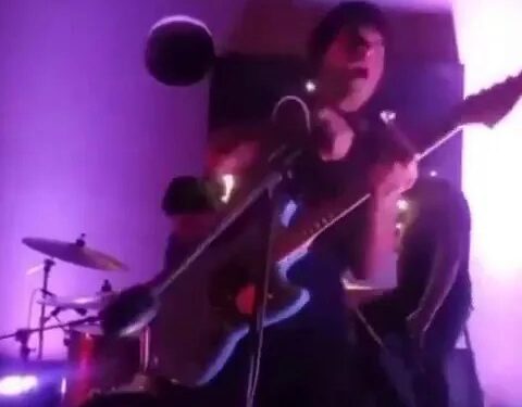 Momento de terror: el cantante es electrocutado por su propio micrófono mientras saltan chispas del cable y dejan al líder gritando de agonía en el suelo