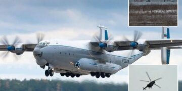 Momento de terror: un avión 'cae del cielo' y aplasta un automóvil que circulaba por una concurrida carretera, hiriendo al conductor en un extraño accidente